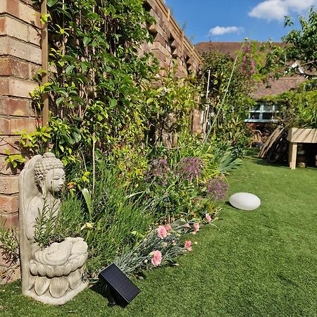 Lotus Pod House Homestay Horsell Buitenkant foto